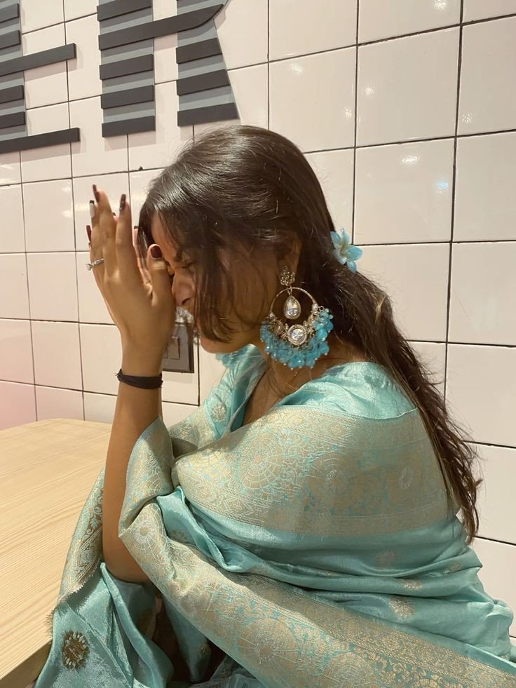 beautiful-girl-pic-in-saree-for-dp-for-instagram
