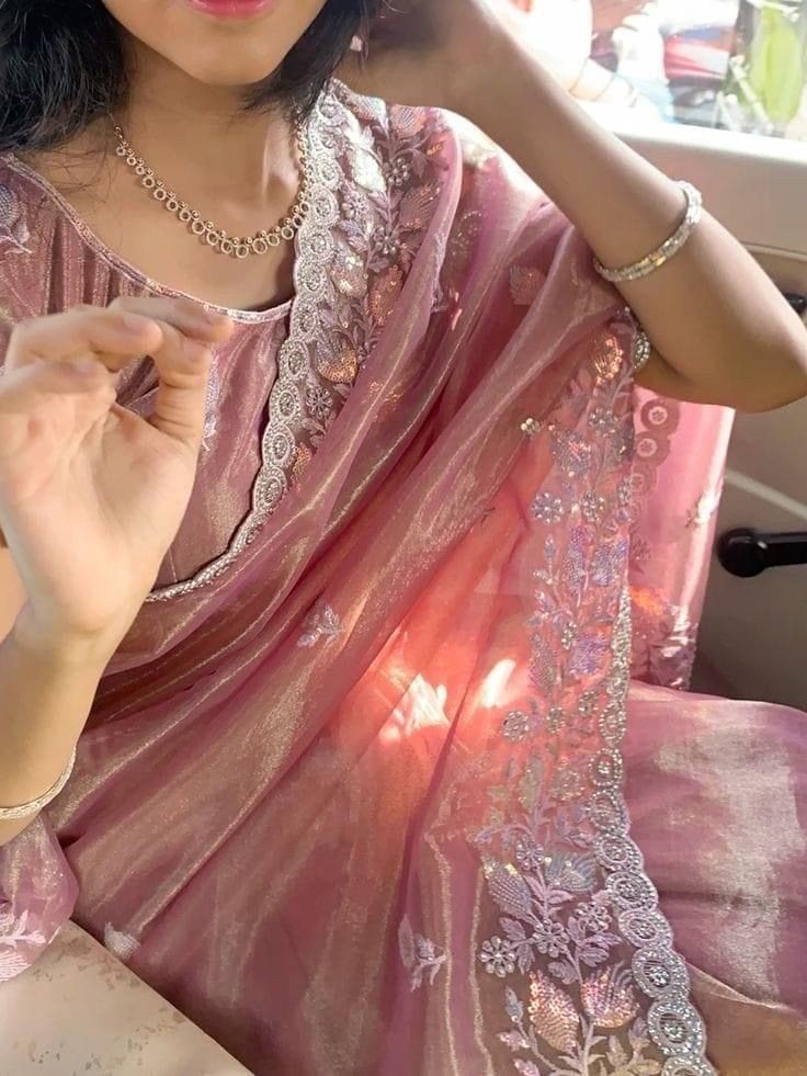 cute-girl-pic-in-saree-for-dp
