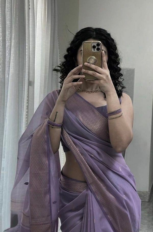 red-saree-dp-girl-attitude