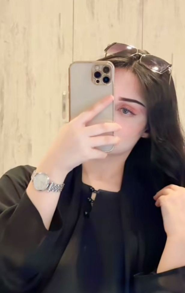 mirror-selfie-dp-black mirror-selfie-dp-black